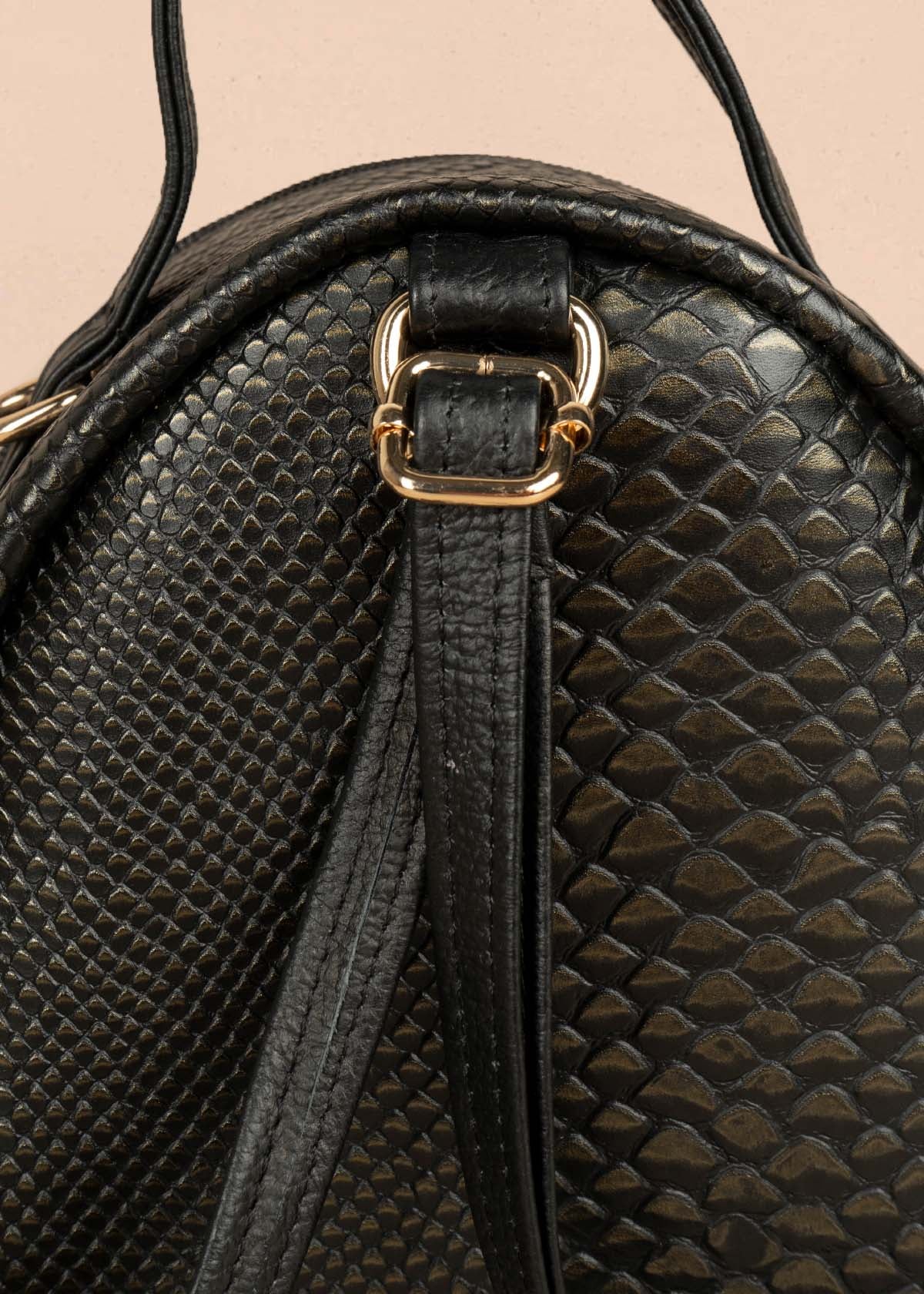 Morral en cuero color negro con cierre frontal 105310