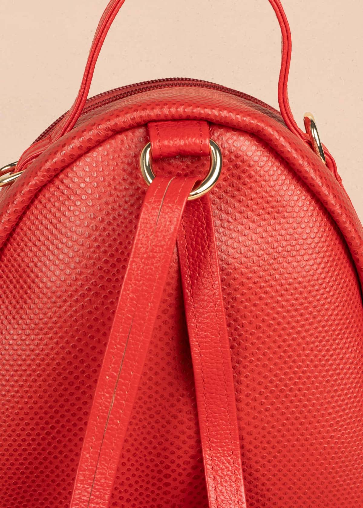 Morral en cuero color rojo con cierre frontal 105310