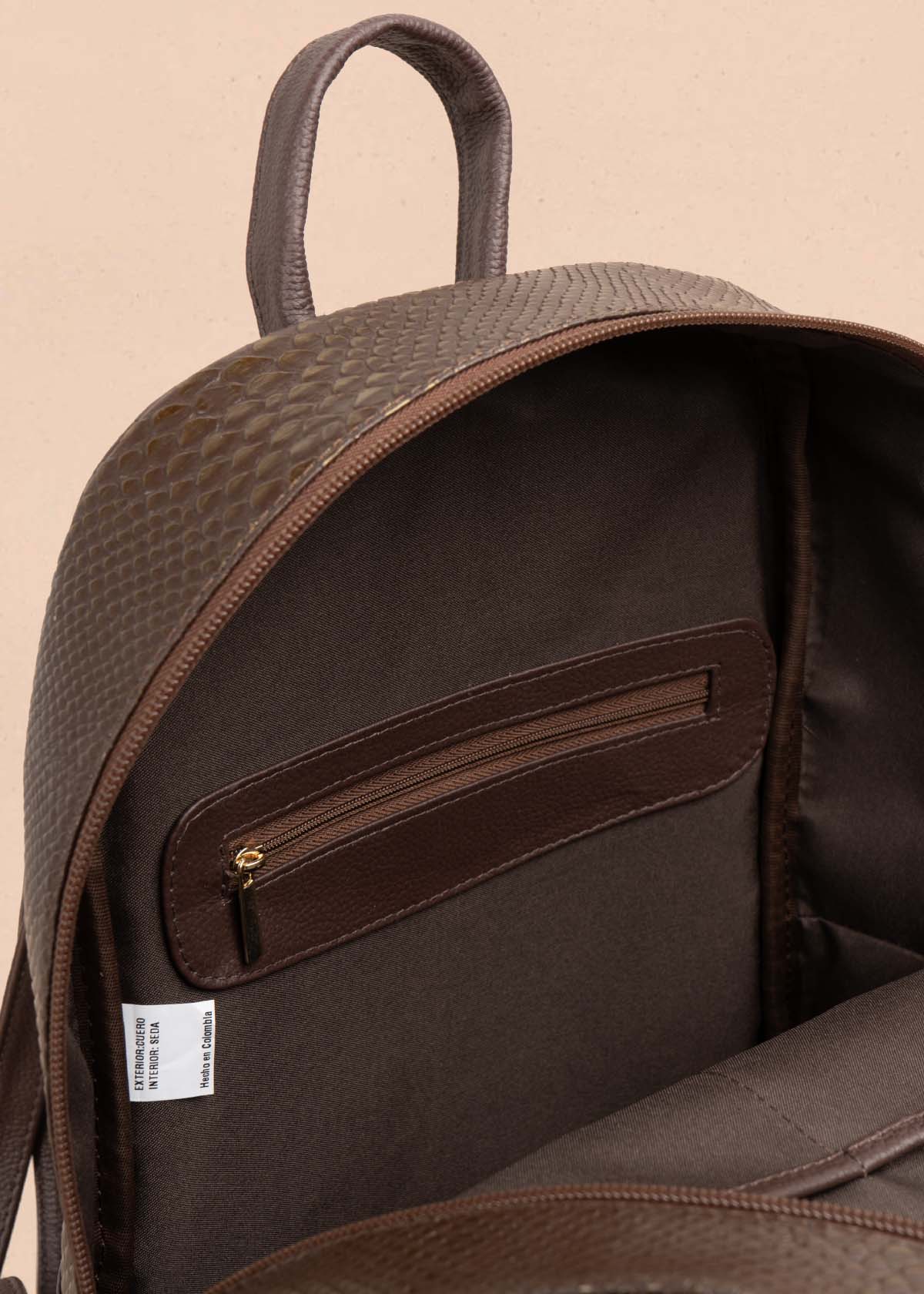 MORRAL EN CUERO COLOR CAFE CON TEXTURA CROCO 105311