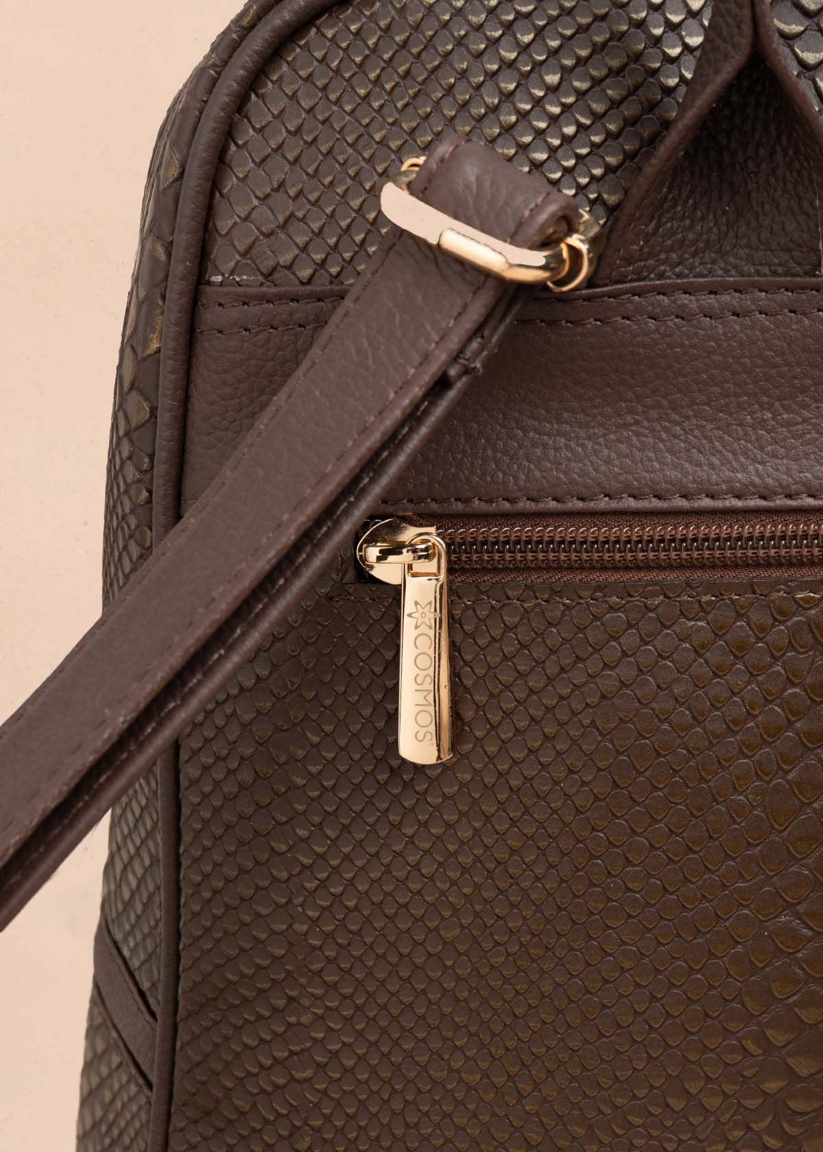 MORRAL EN CUERO COLOR CAFE CON TEXTURA CROCO 105311