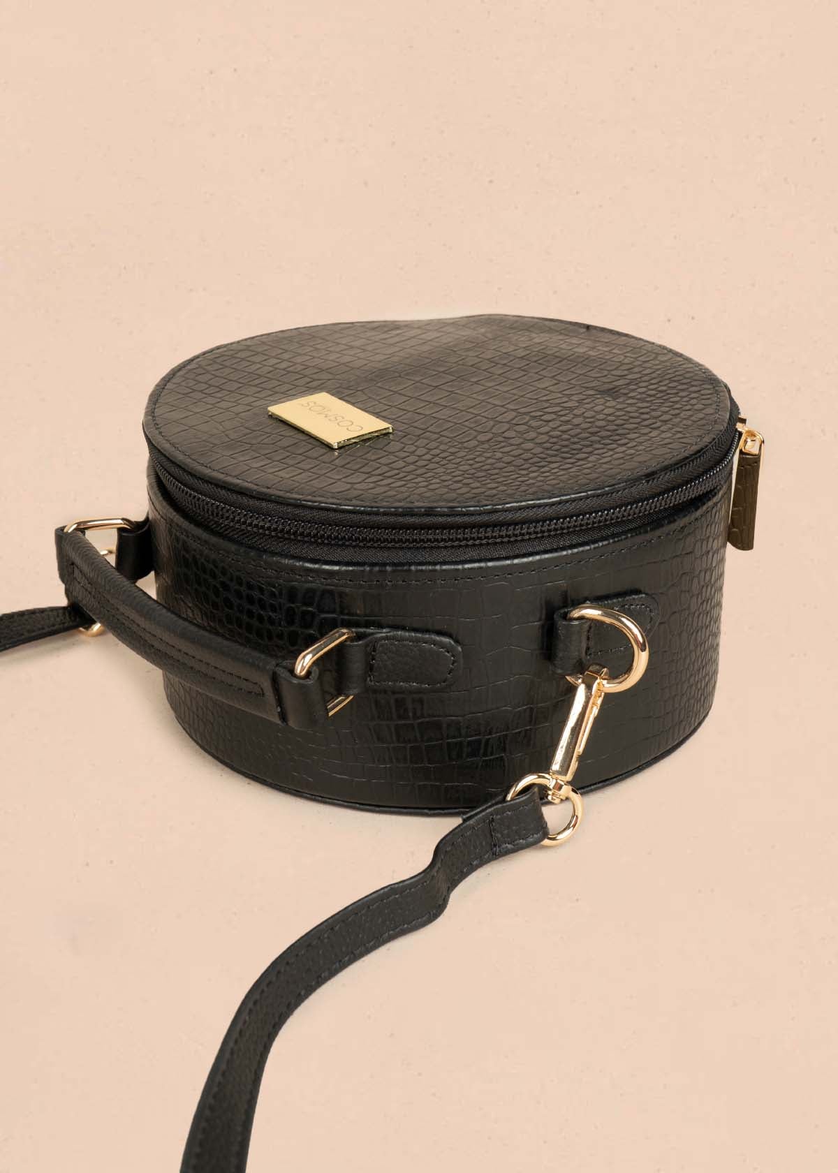 Bolso manos libres en cuero color negro 105313