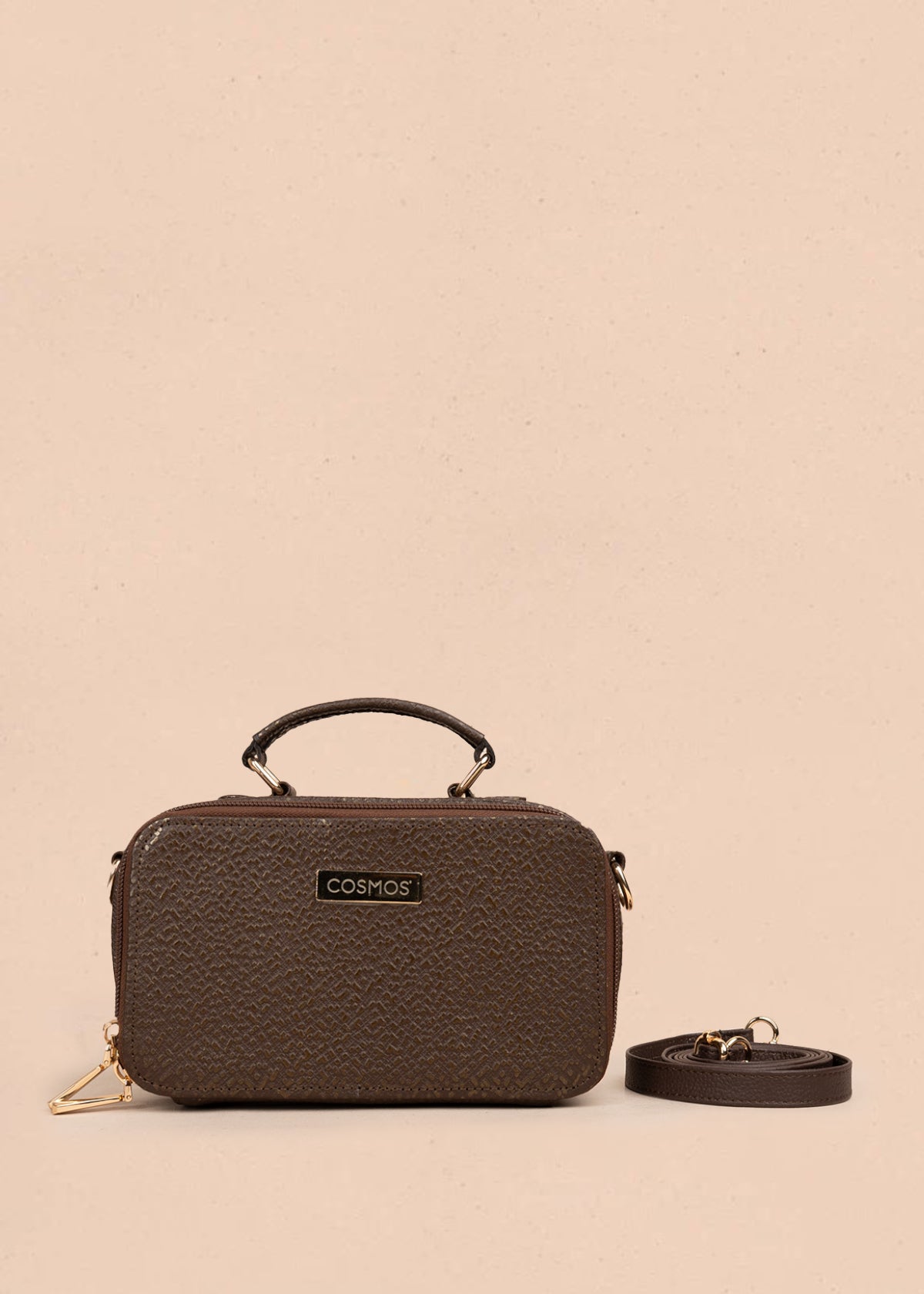 Bolso tipo bandolera color café con asa superior y acabado elegante 105314