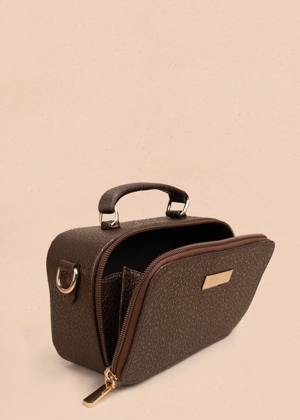 Bolso tipo bandolera color café con asa superior y acabado elegante 105314