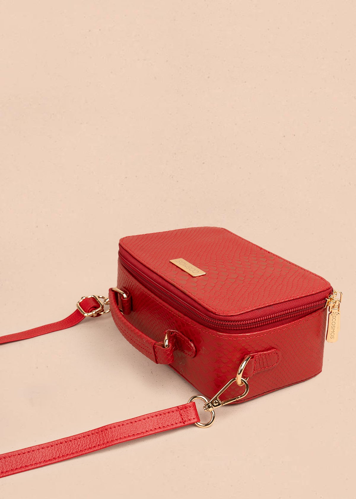 Bolso tipo bandolera color rojo con asa superior y acabado elegante 105314