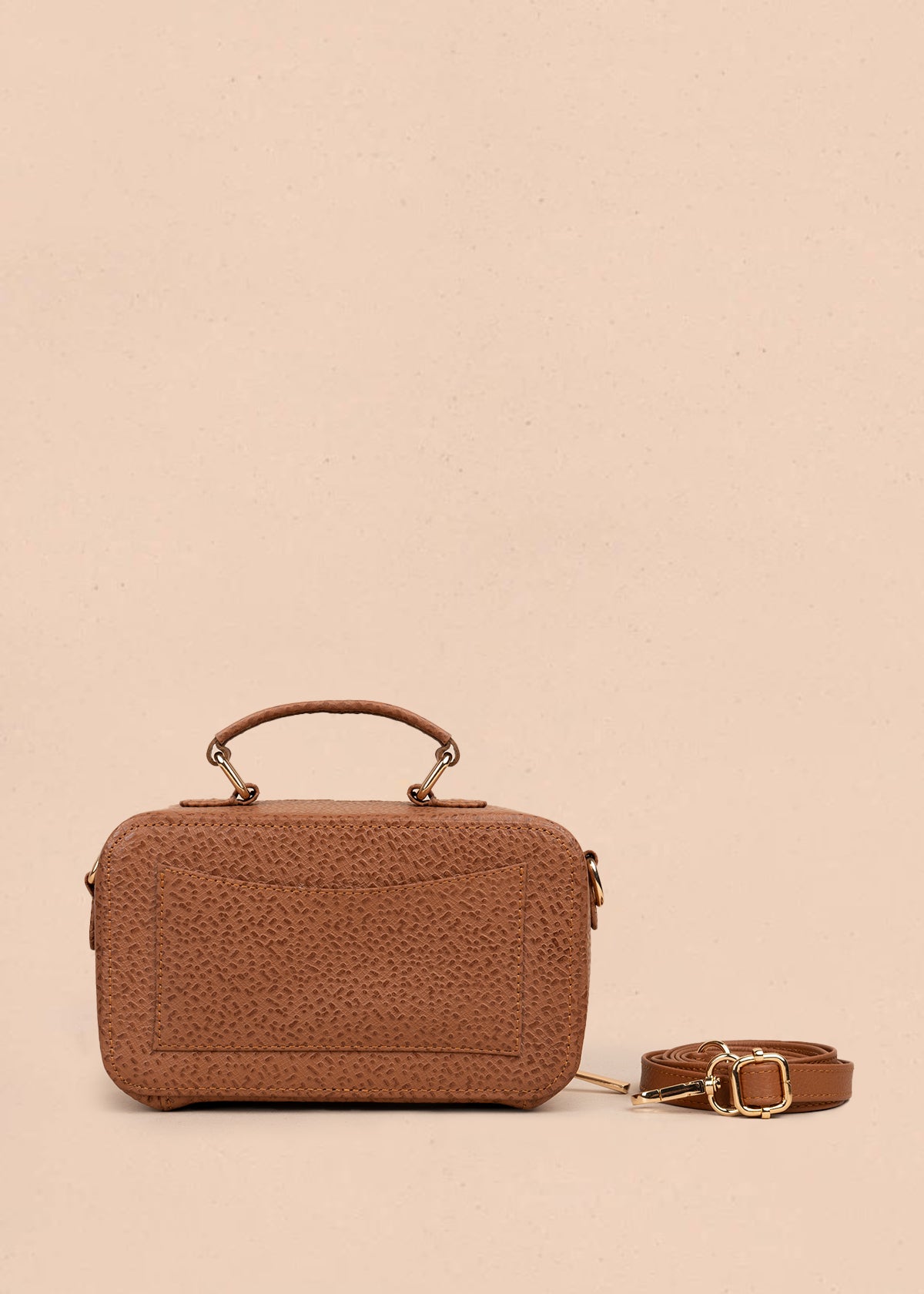 Bolso tipo bandolera color tabaco con asa superior y acabado elegante 105314