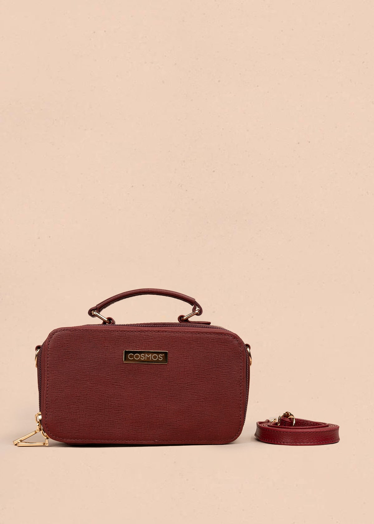 Bolso tipo bandolera color vinotinto con asa superior y acabado elegante 105314