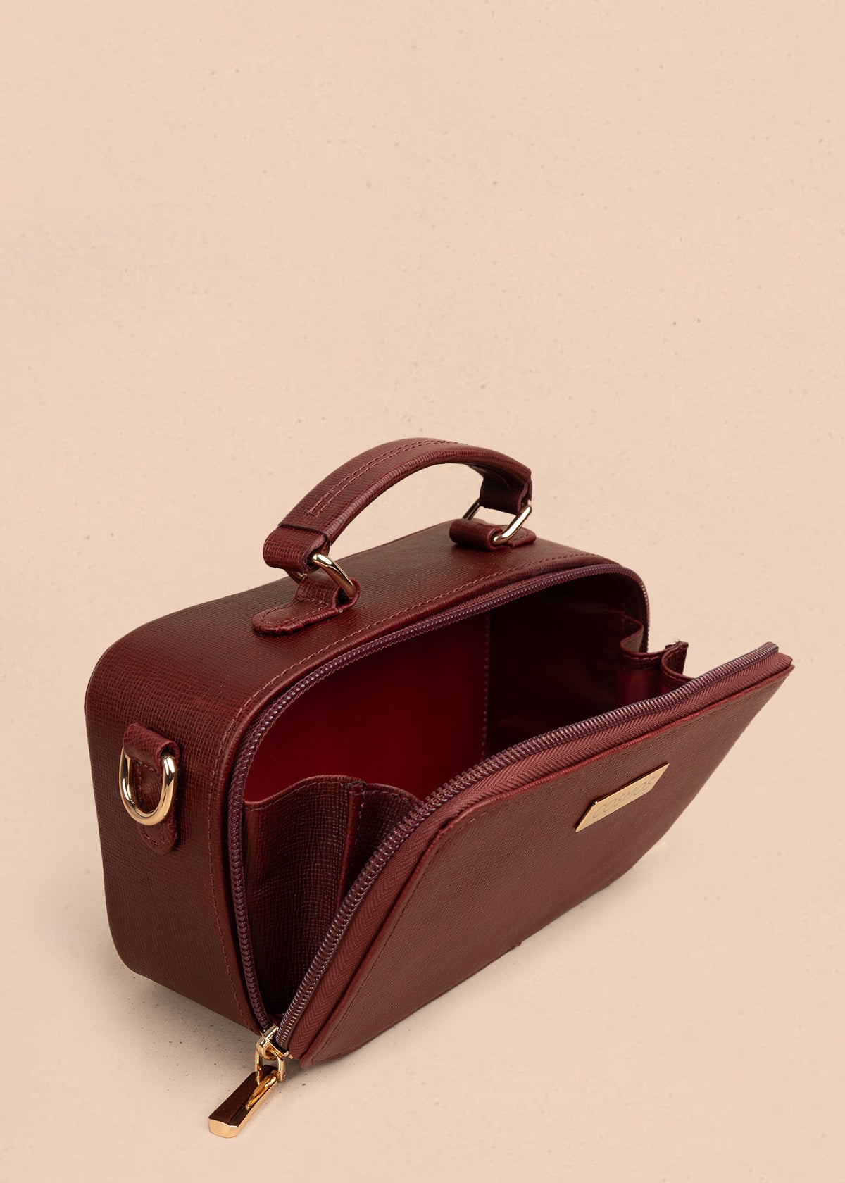 Bolso tipo bandolera color vinotinto con asa superior y acabado elegante 105314