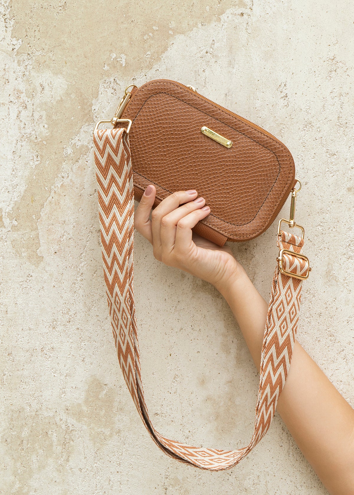 Bolso manos libres en cuero color tabaco 105317