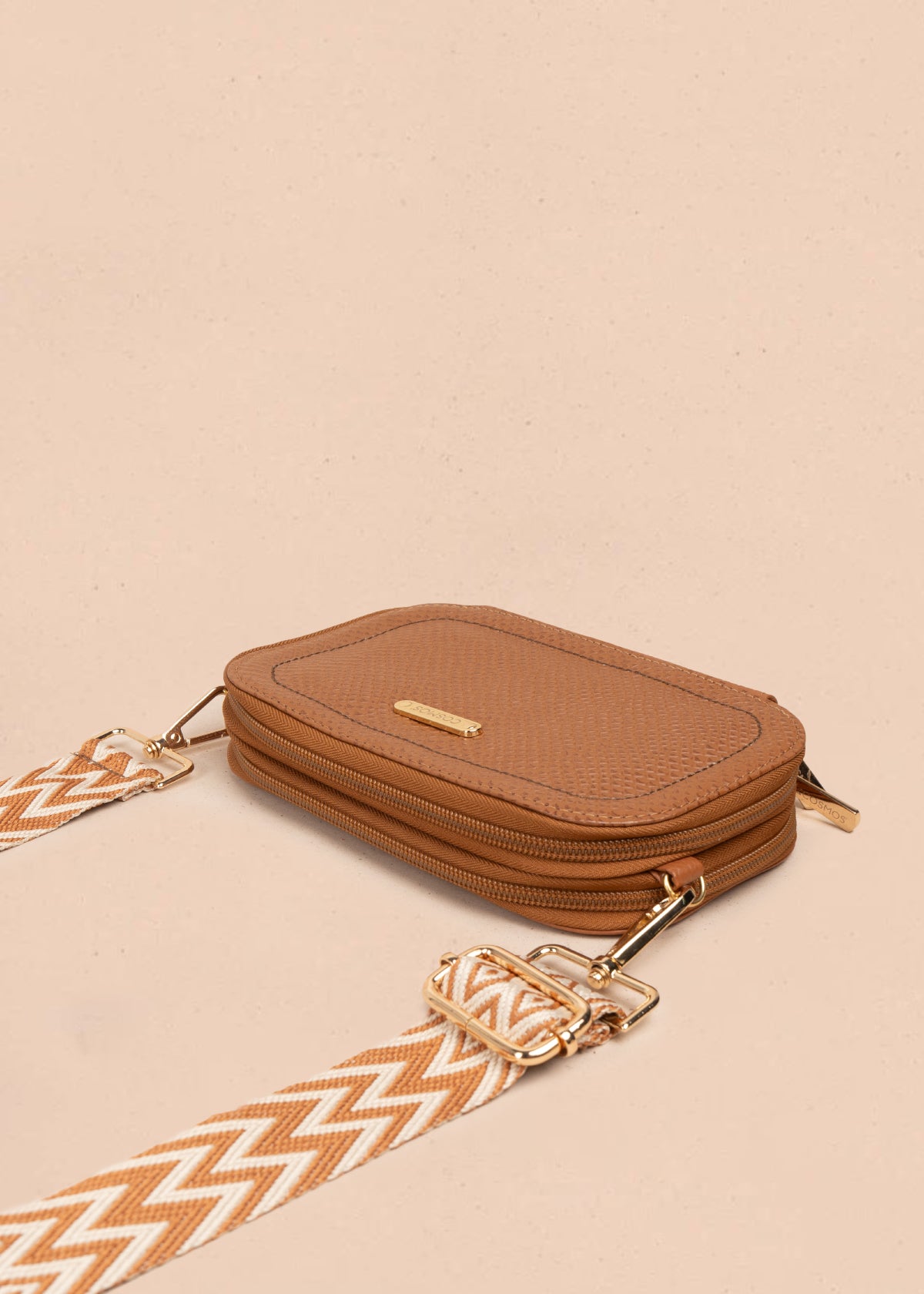 Bolso manos libres en cuero color tabaco 105317