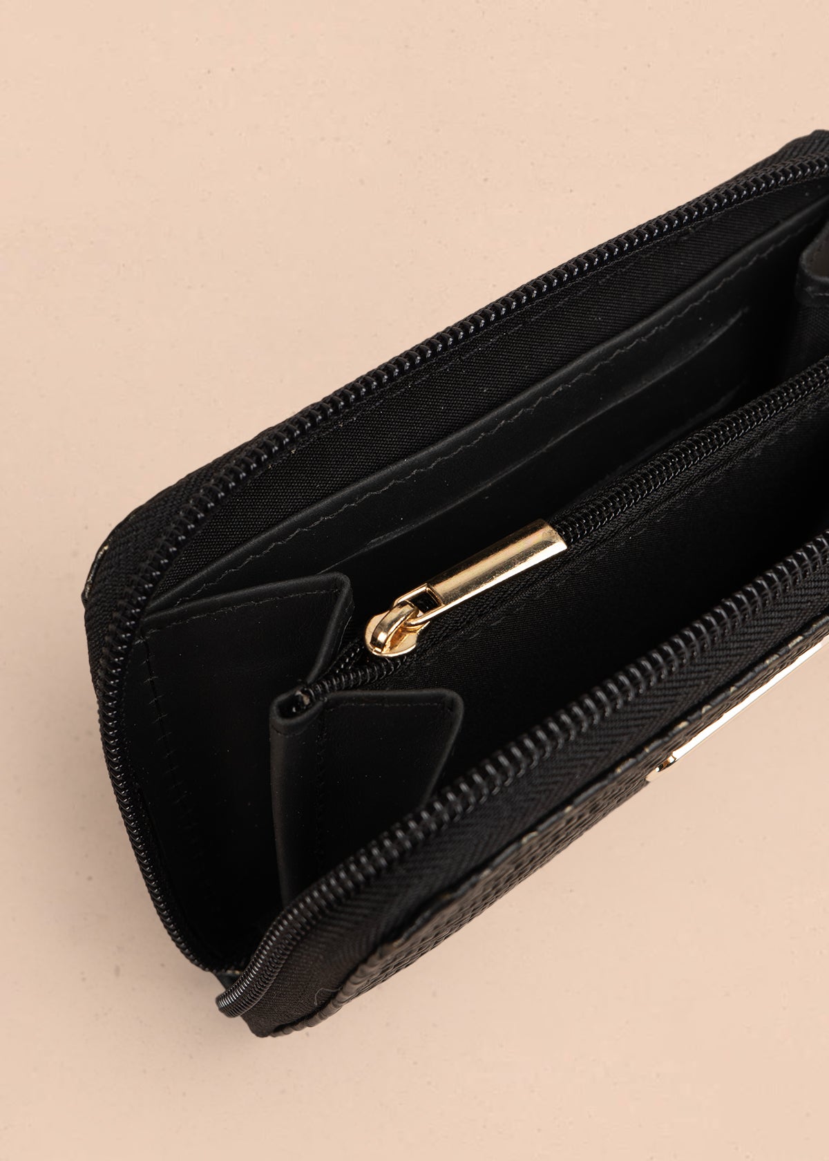 Billetera grande en cuero color negro con texturizado 105321