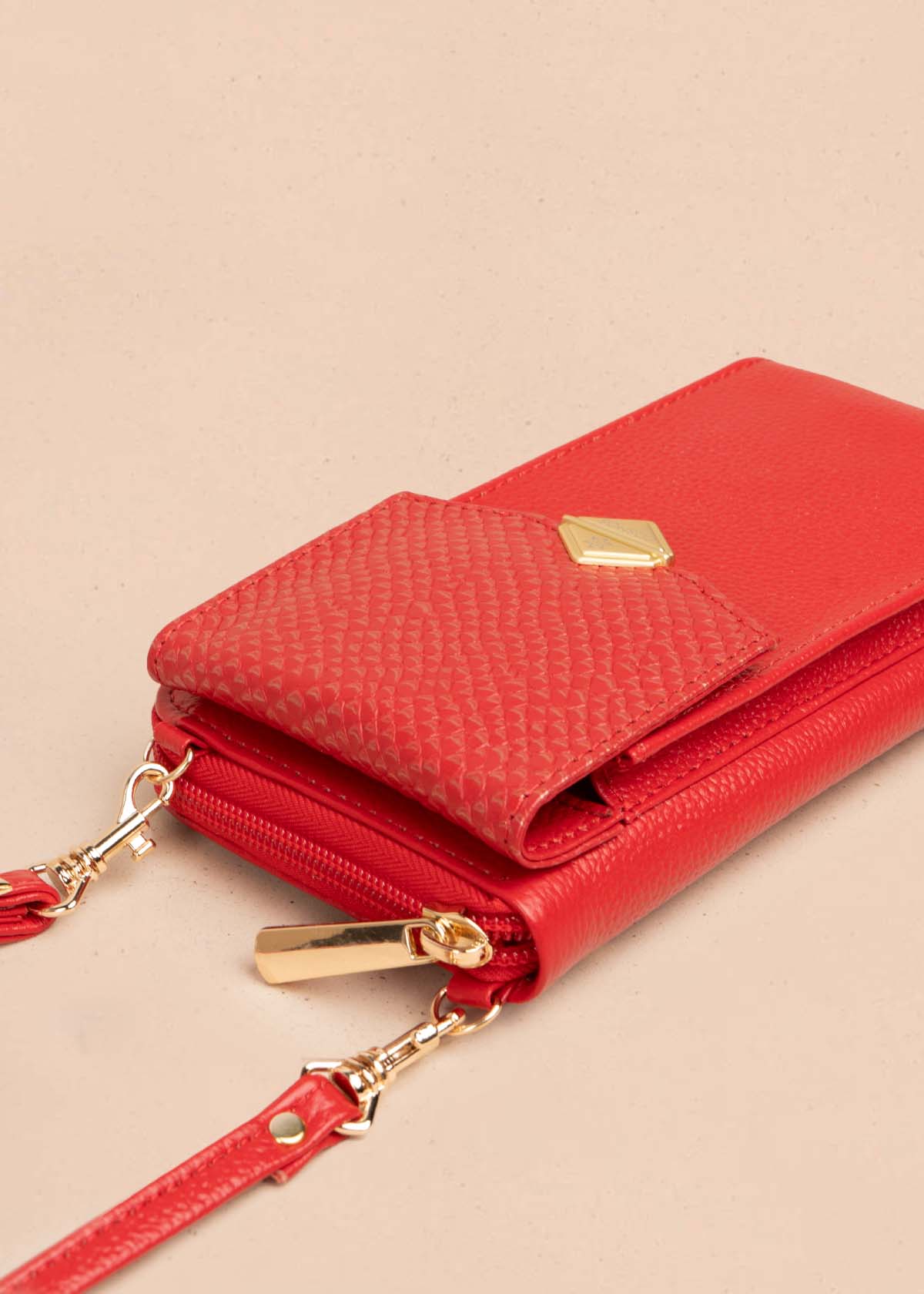 Porta celular en cuero color rojo con bolsillo frontal 105322