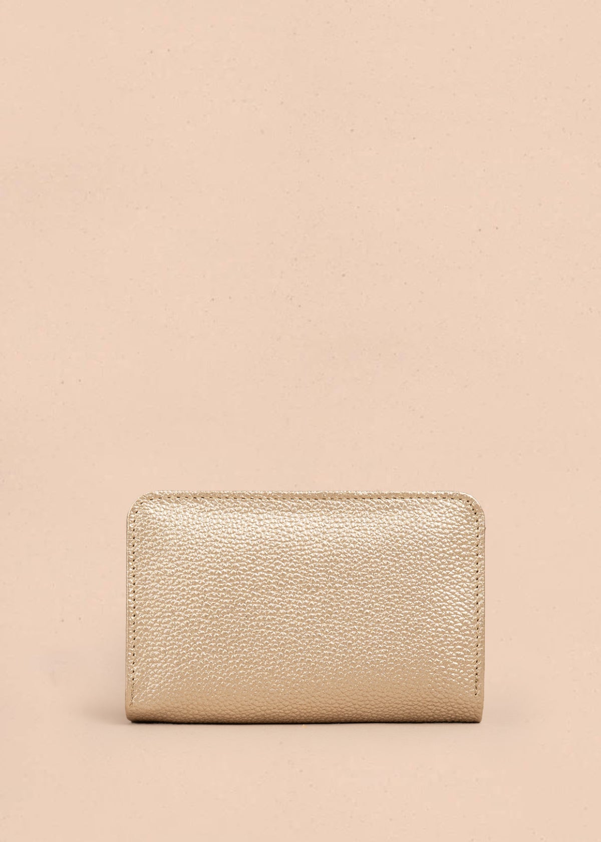 Billetera en cuero color dorado con detalle hexagonal 105323