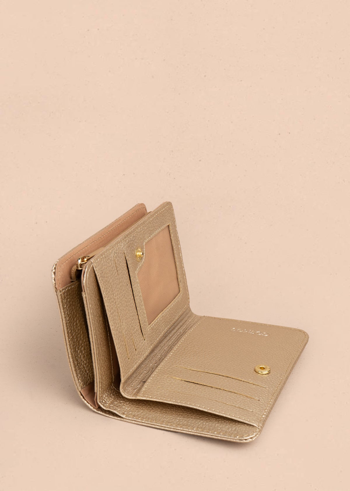 Billetera en cuero color dorado con detalle hexagonal 105323