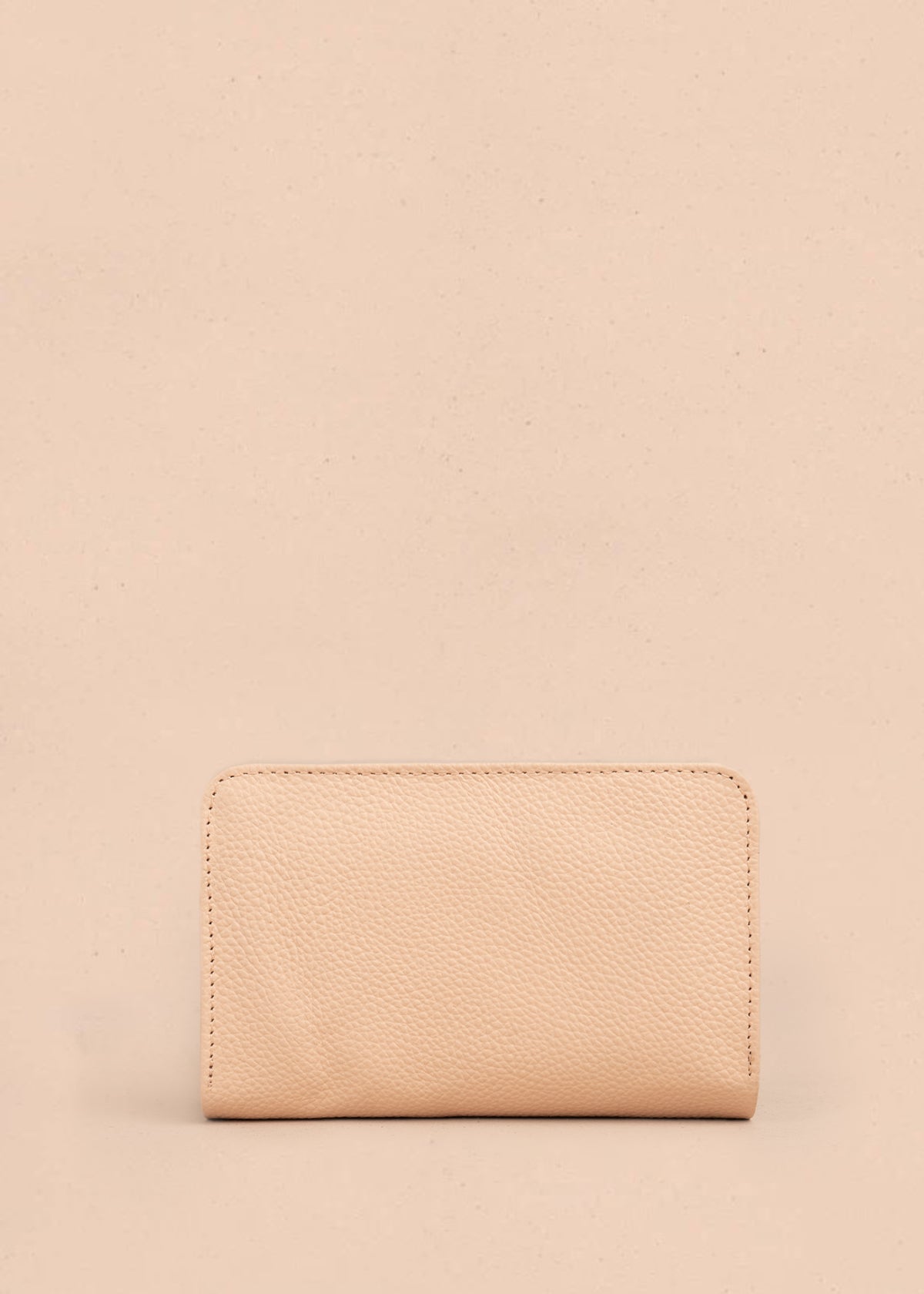 Billetera en cuero color nude con detalle hexagonal 105323