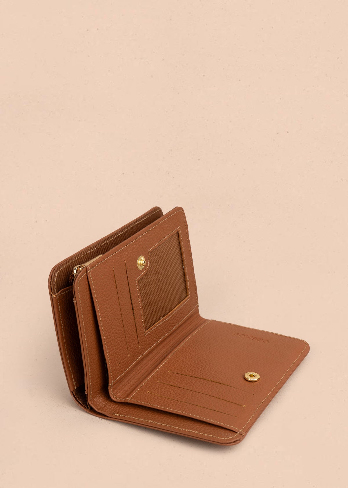 Billetera en cuero color tabaco con detalle hexagonal 105323