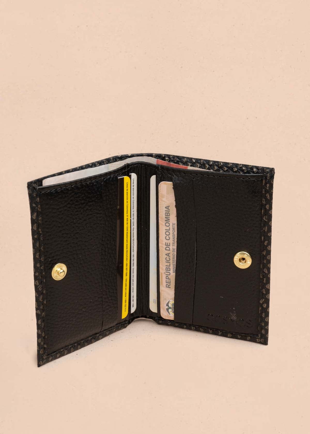 Porta documentos en cuero color negro con abeja metálica 105325