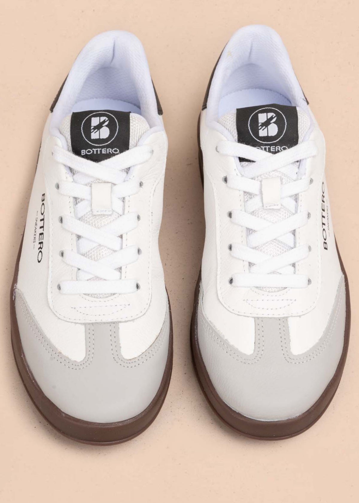 Tenis casuales en cuero color blanco con negro 105331