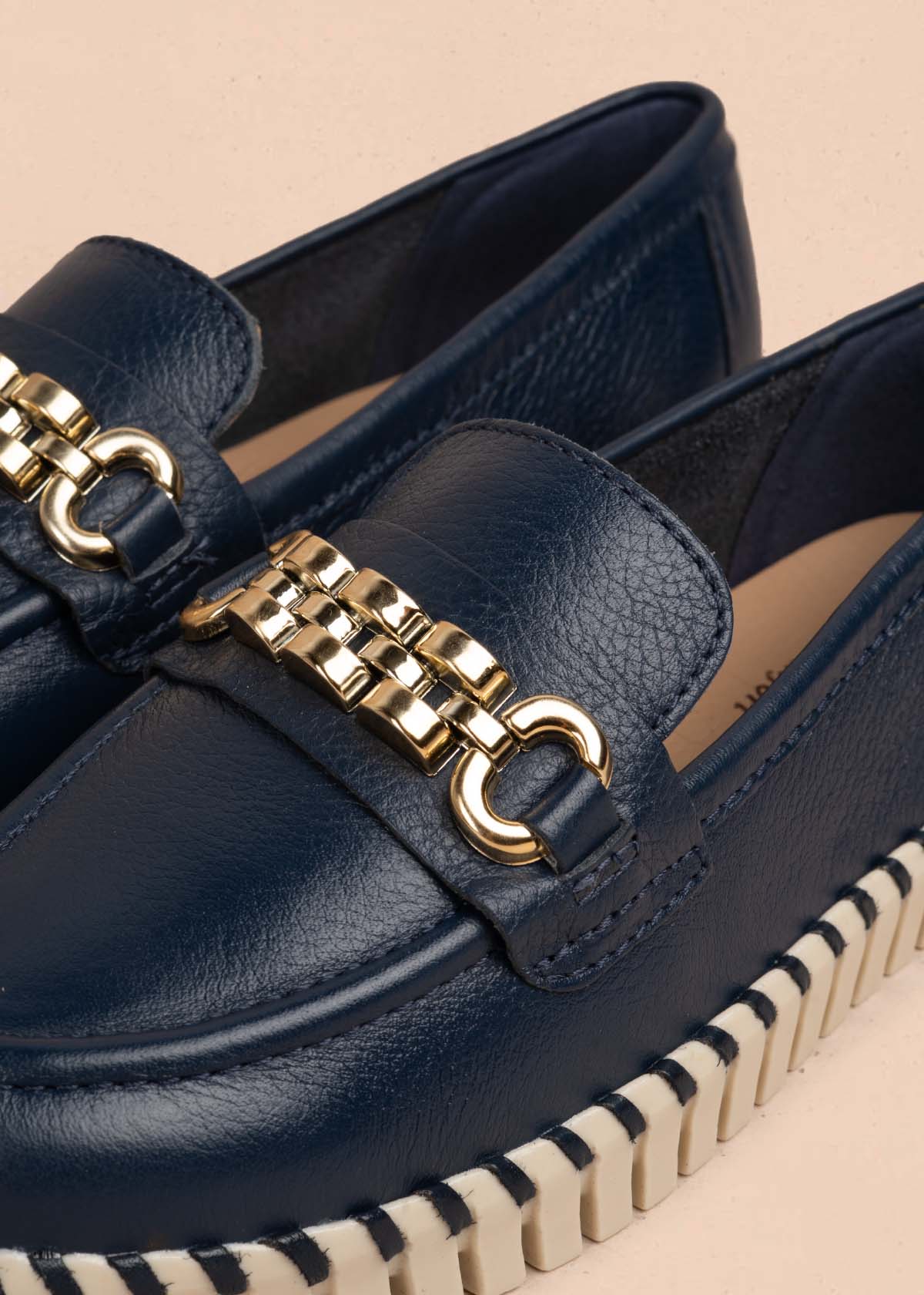 Mocasines en cuero color azul con herraje dorado 105333