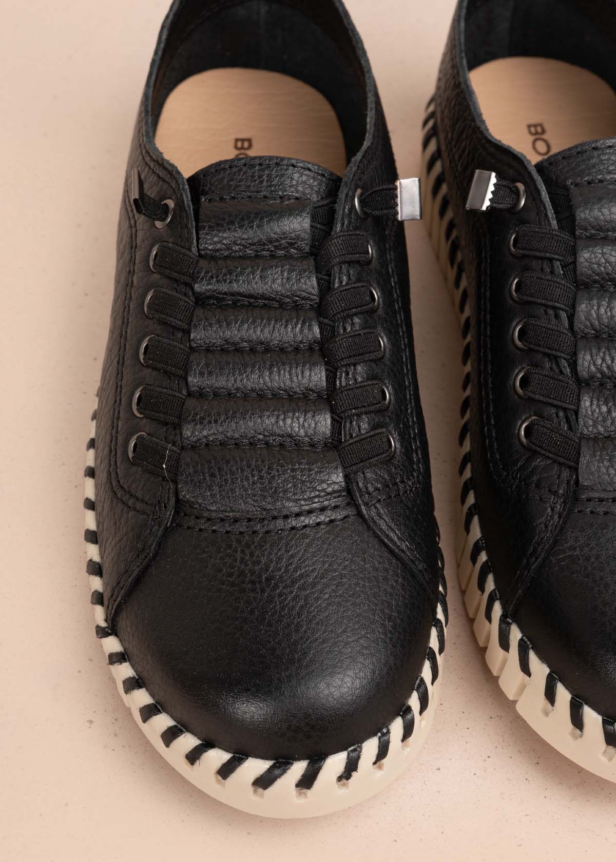 Tenis casuales en cuero color negro 105334