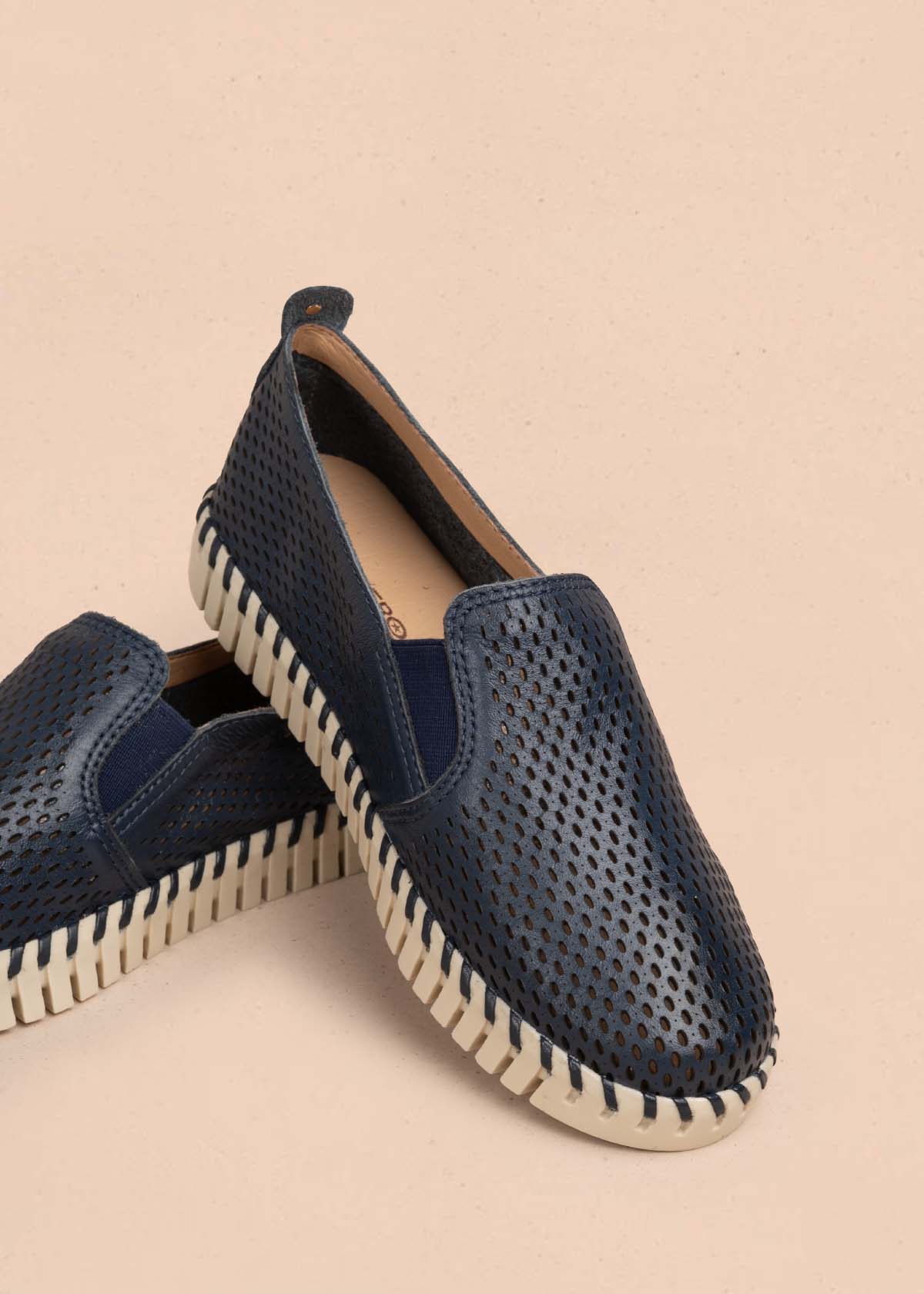 Zapatos cerrados en cuero color azul con perforaciones 105335