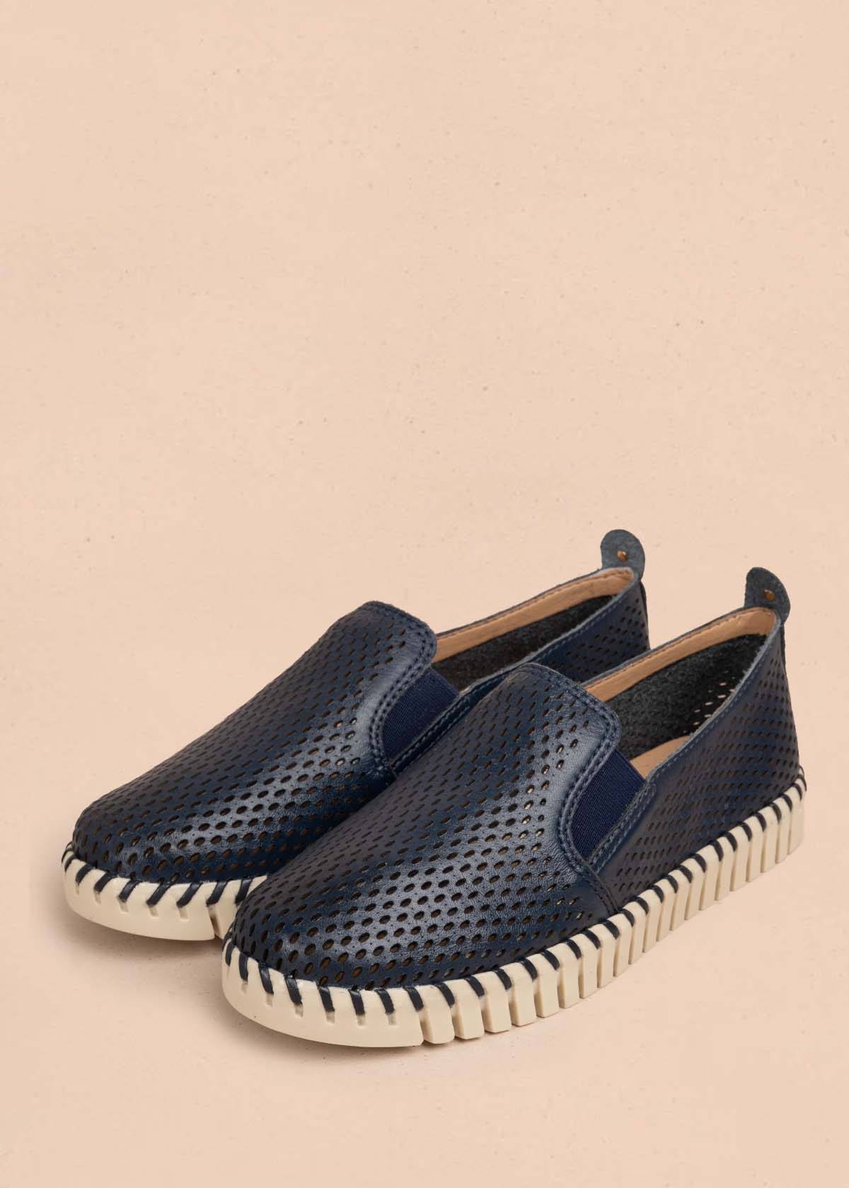 Zapatos cerrados en cuero color azul con perforaciones 105335