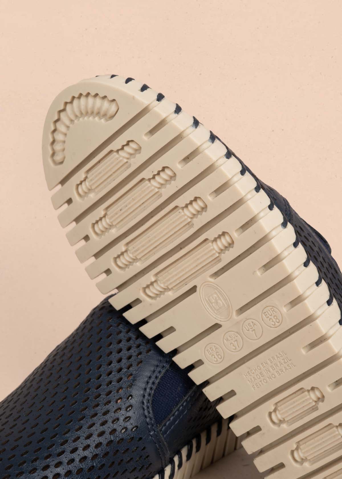 Zapatos cerrados en cuero color azul con perforaciones 105335