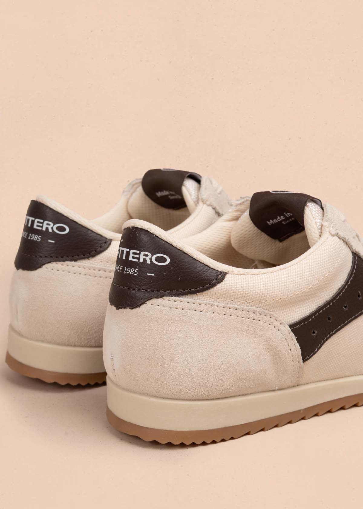Tenis casuales en cuero color beige 105338