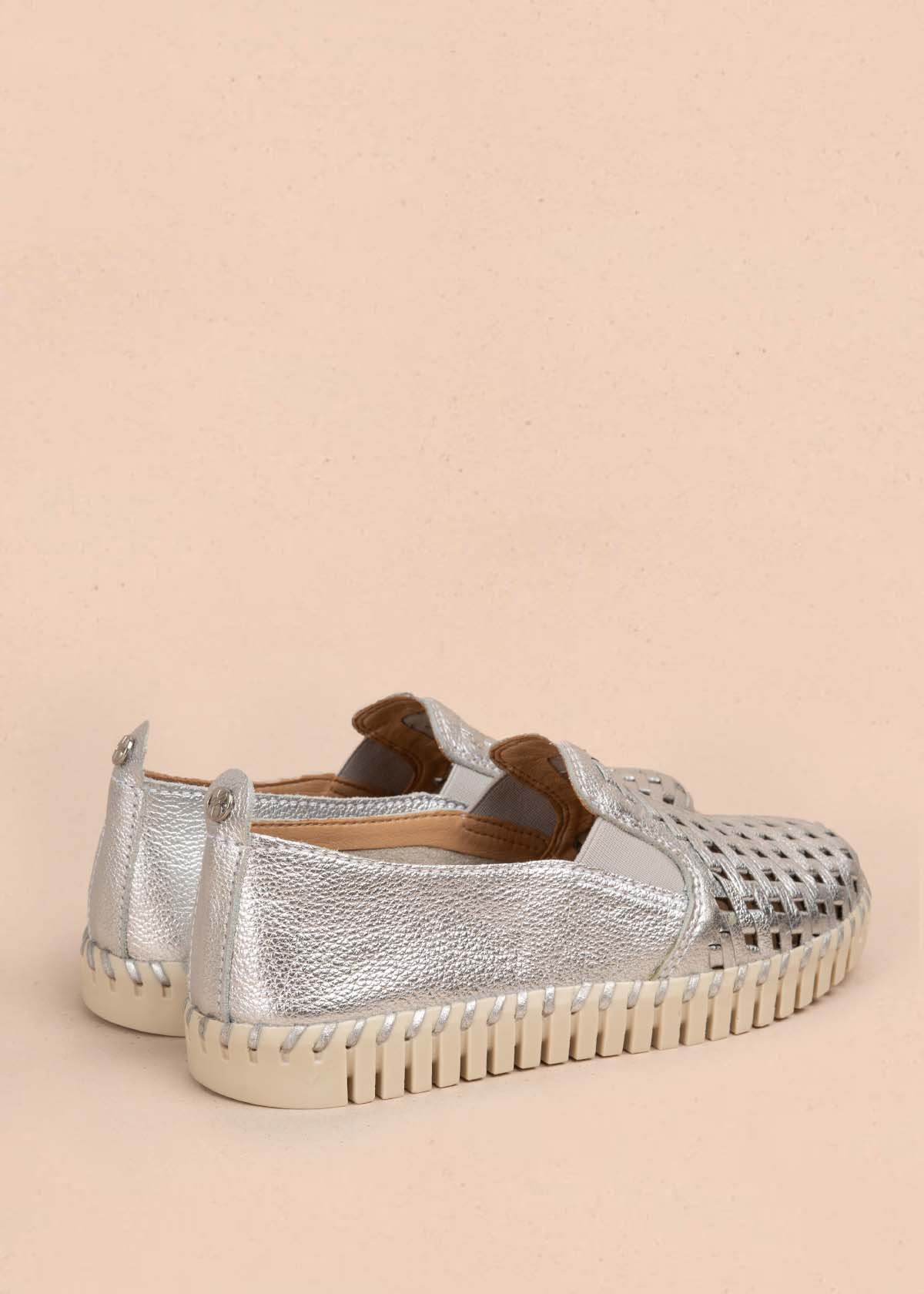 Zapatos cerrados en cuero color plata 105340