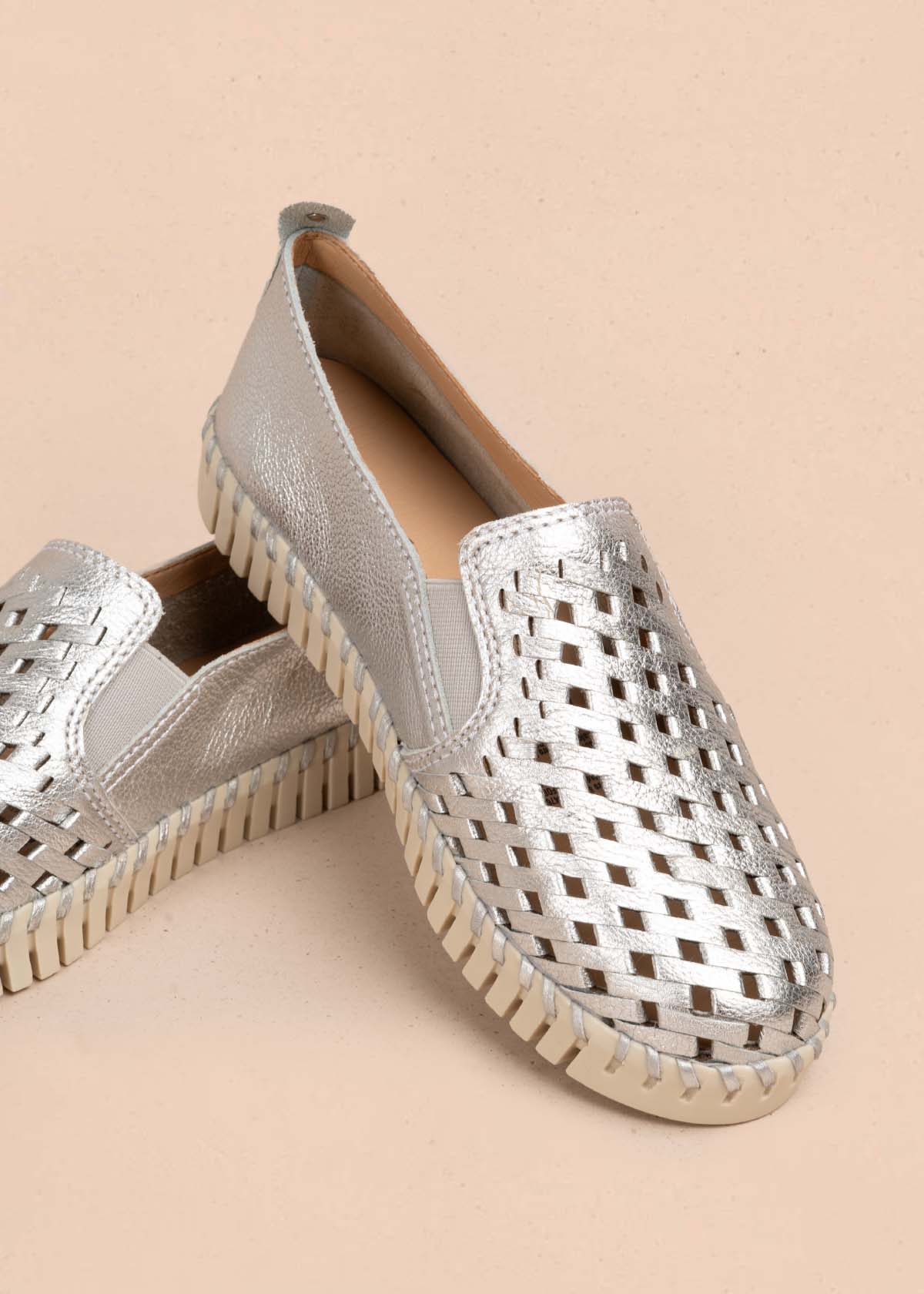 Zapatos cerrados en cuero color plata 105340