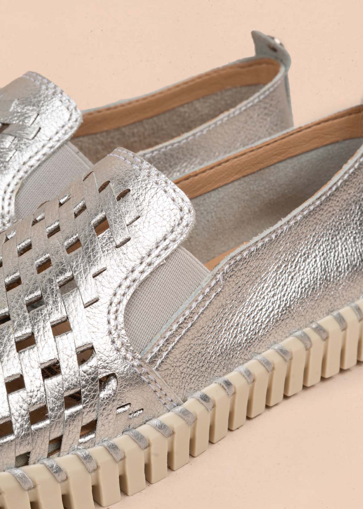 Zapatos cerrados en cuero color plata 105340