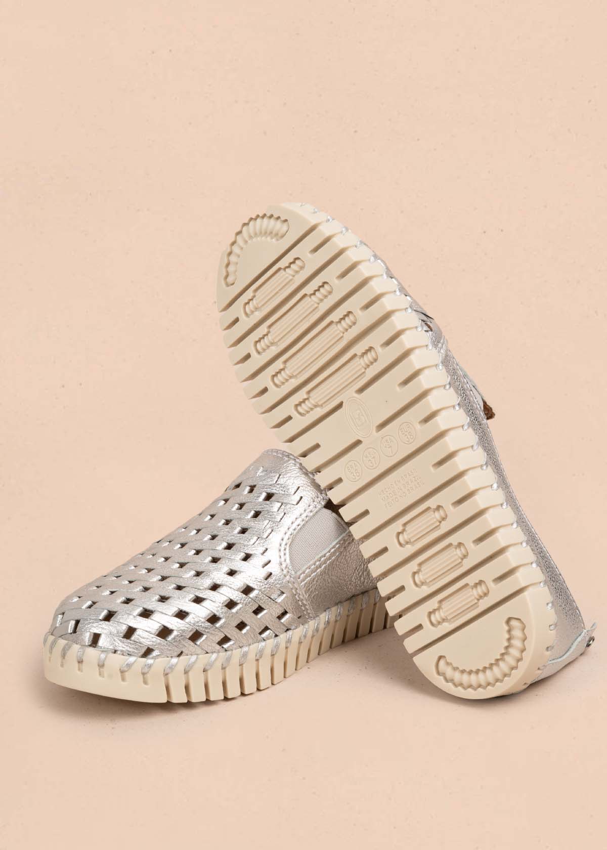 Zapatos cerrados en cuero color plata 105340