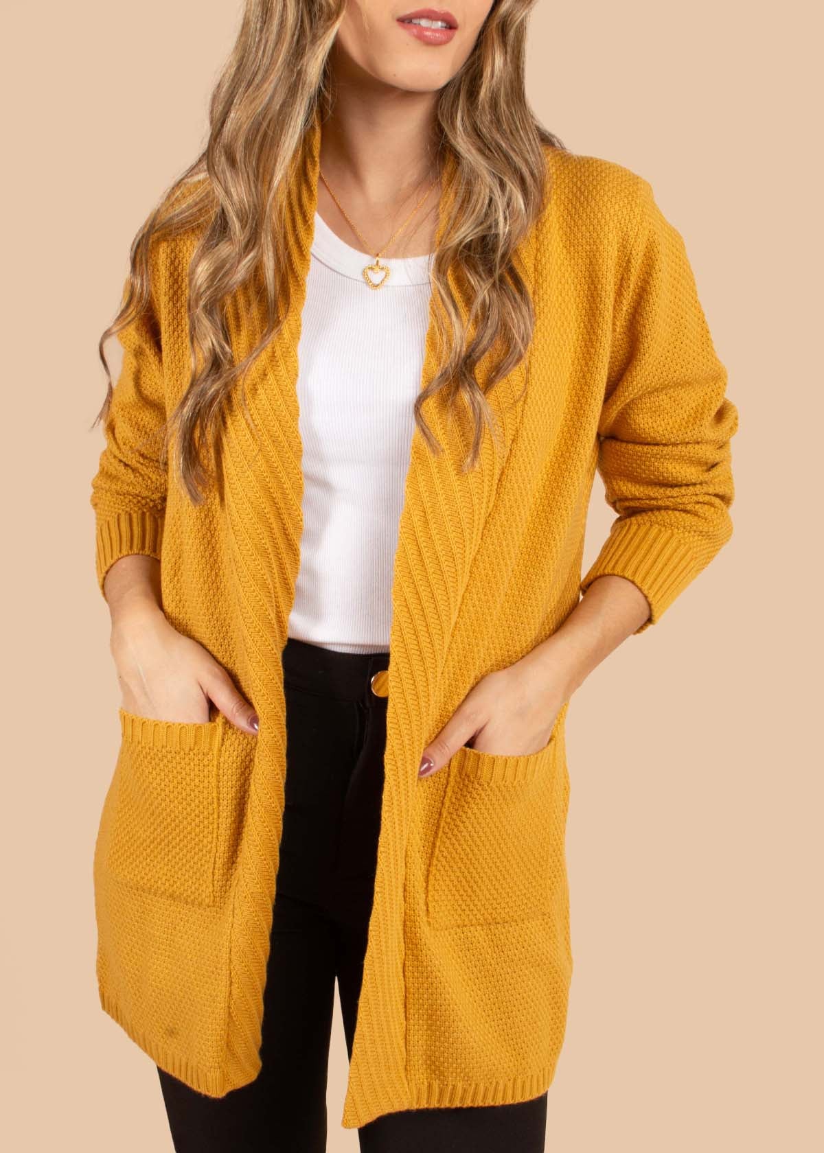 Gabán tejido color mostaza con bolsillos 105345