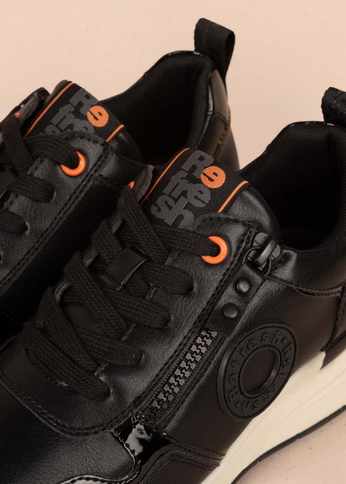 Tenis casuales color negro con cierre lateral 105350