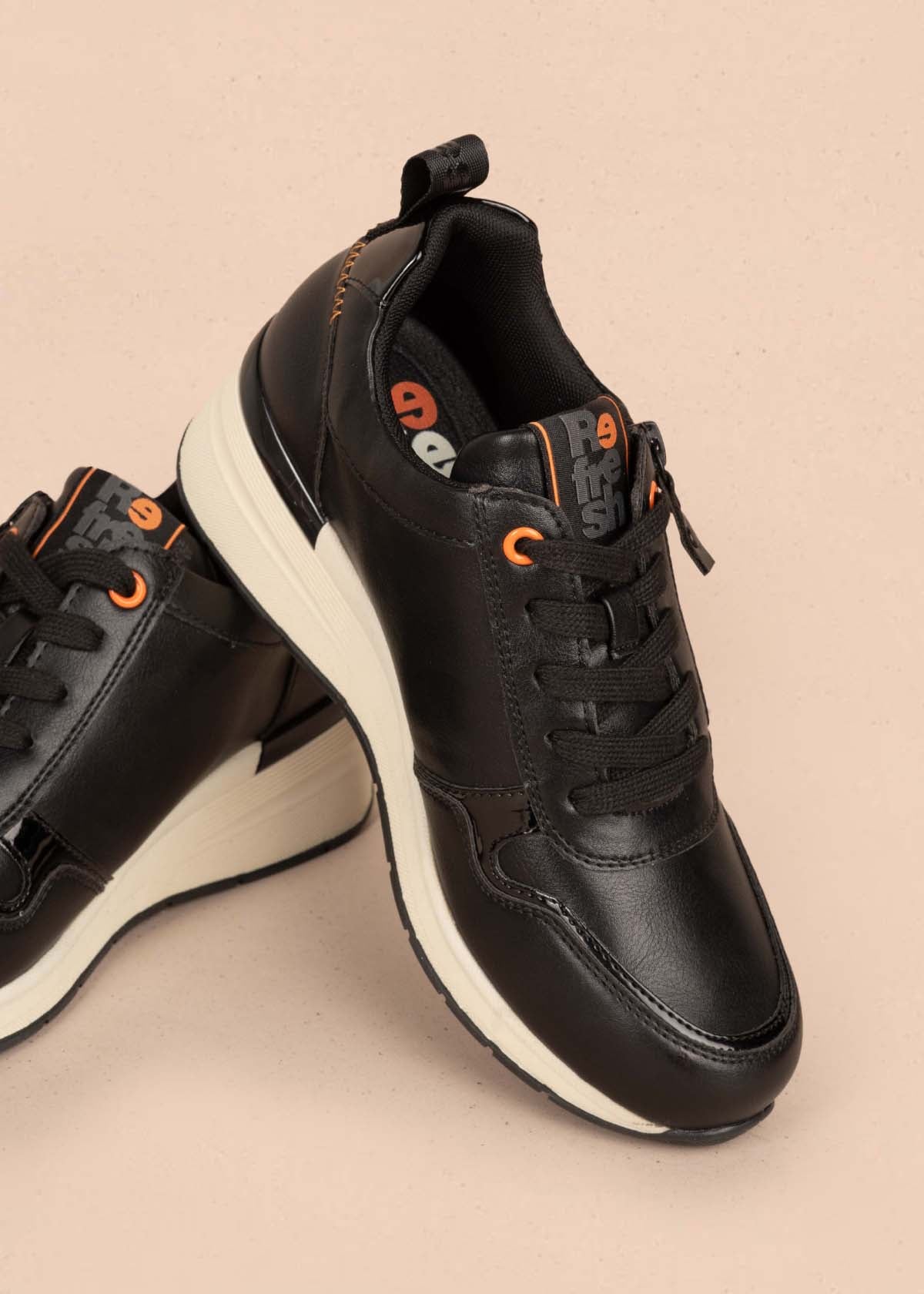 Tenis casuales color negro con cierre lateral 105350