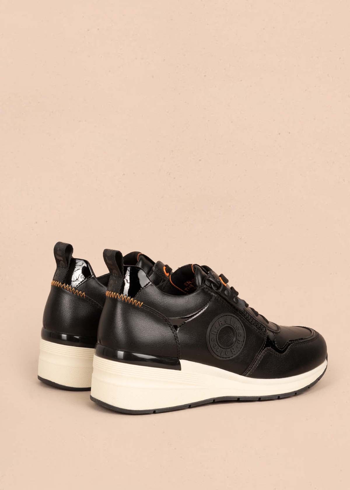 Tenis casuales color negro con cierre lateral 105350