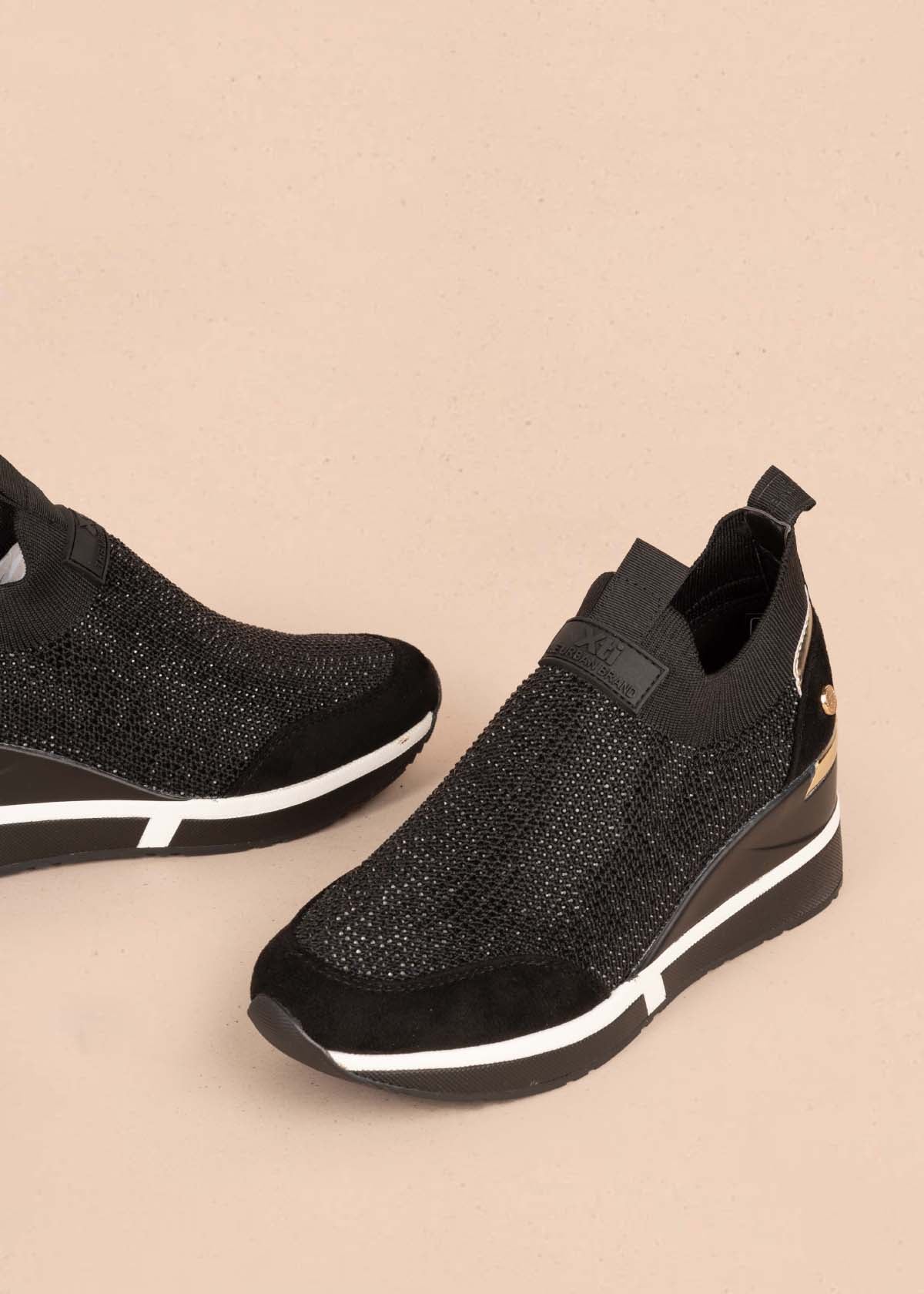 Tenis deportivos color negro con detalles dorado 105351
