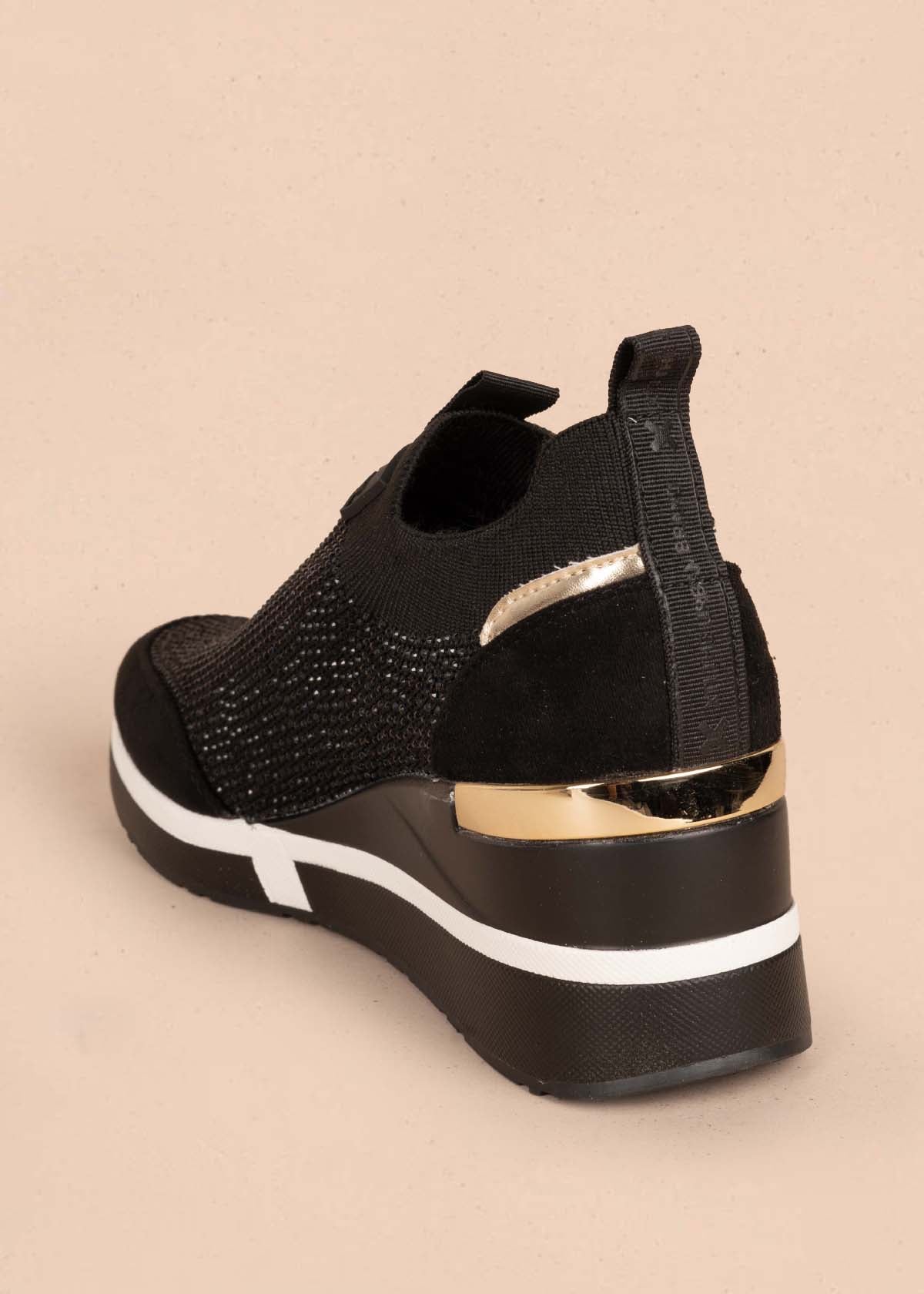 Tenis deportivos color negro con detalles dorado 105351