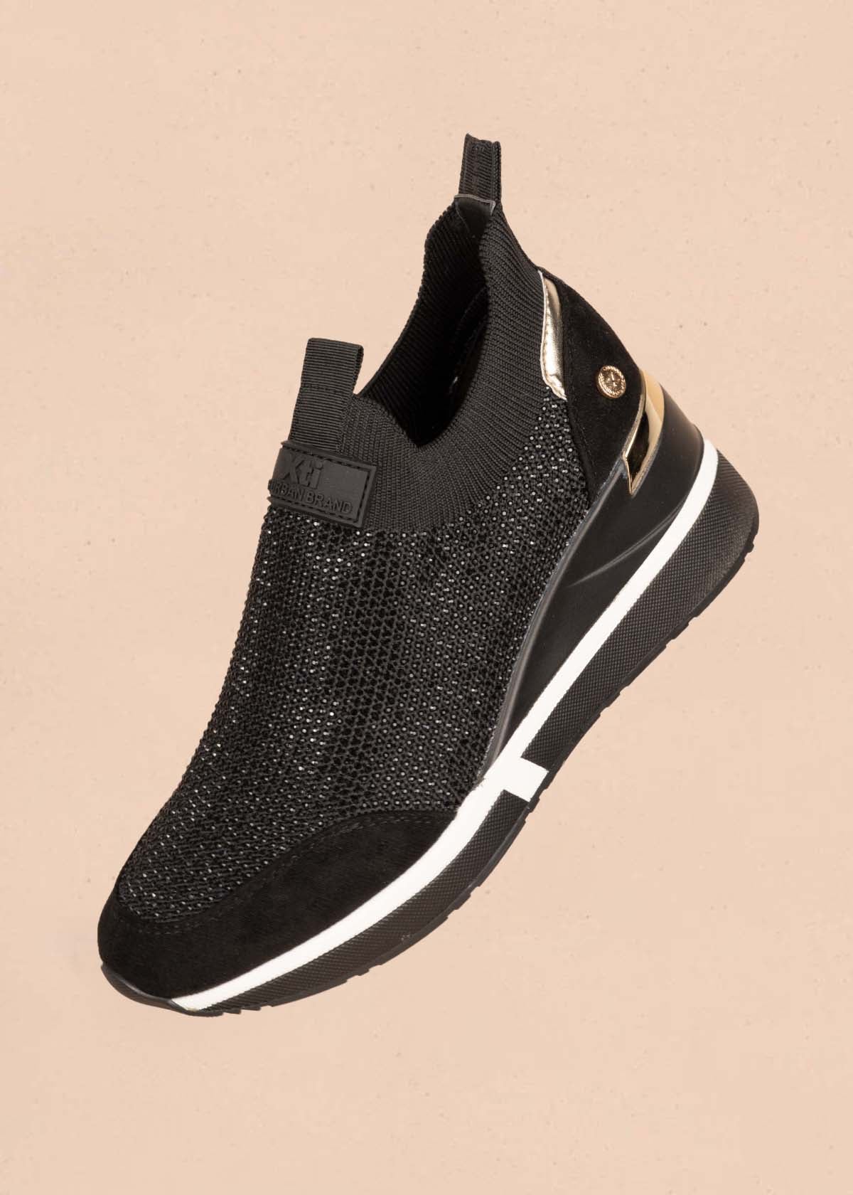Tenis deportivos color negro con detalles dorado 105351