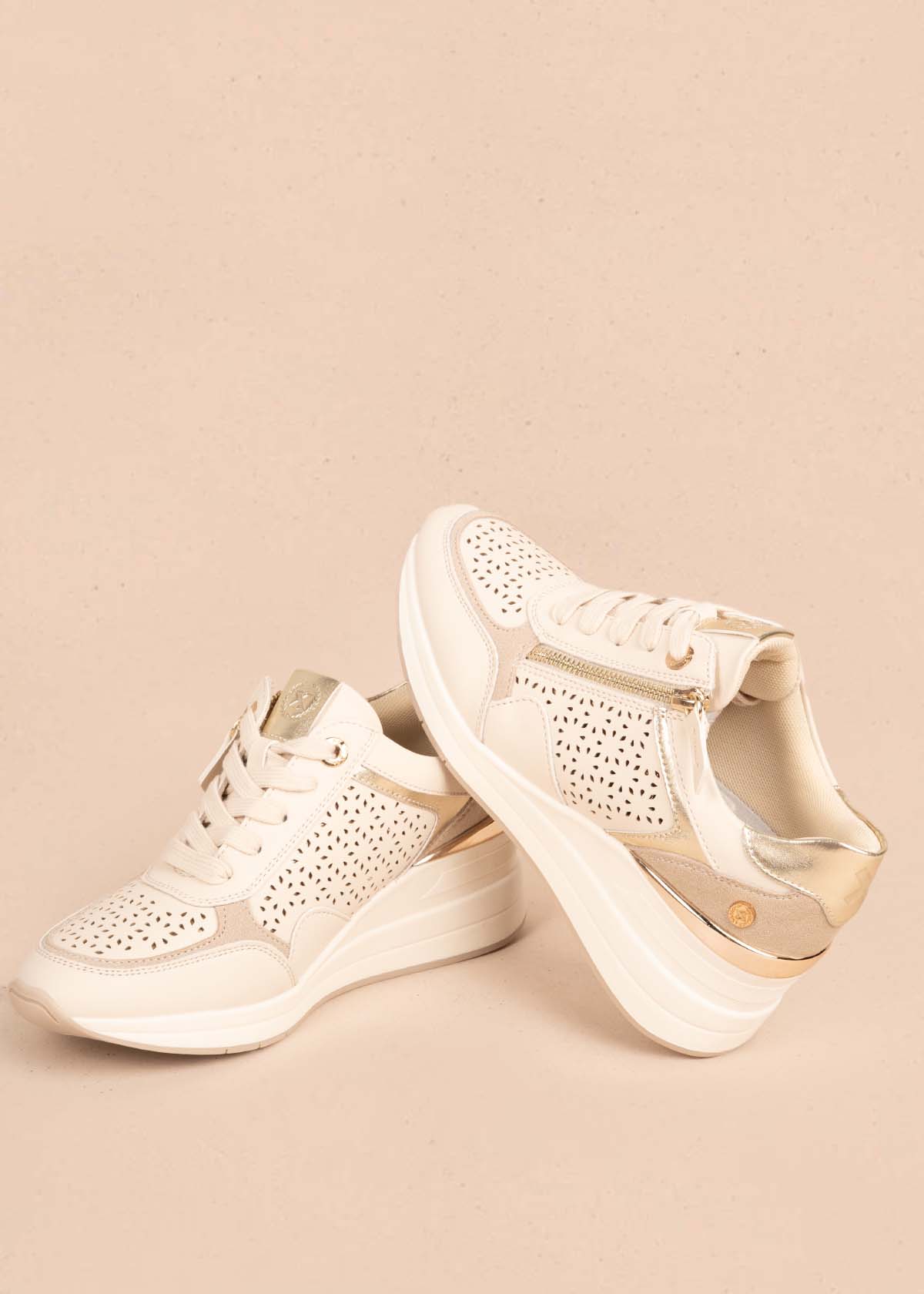 Tenis casuales color beige con perforaciones y cierre lateral 105354