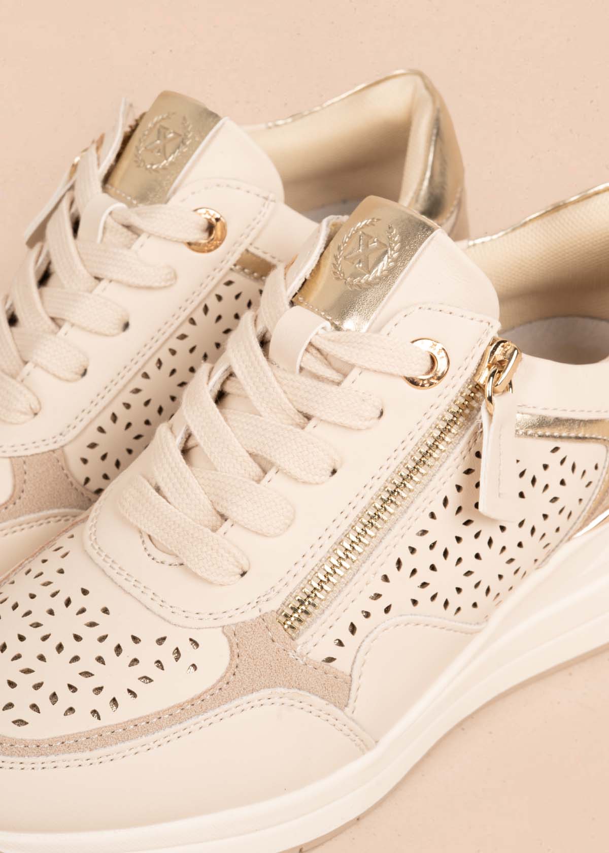 Tenis casuales color beige con perforaciones y cierre lateral 105354