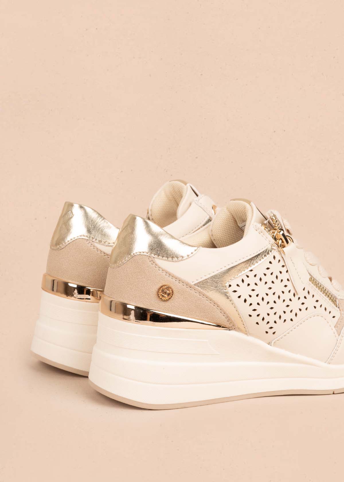 Tenis casuales color beige con perforaciones y cierre lateral 105354