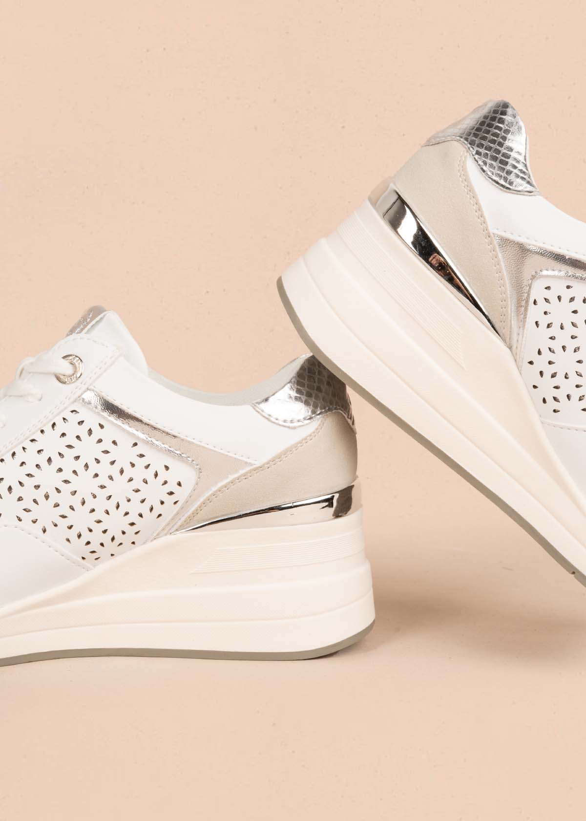 Tenis casuales color blanco con perforaciones y cierre lateral 105354