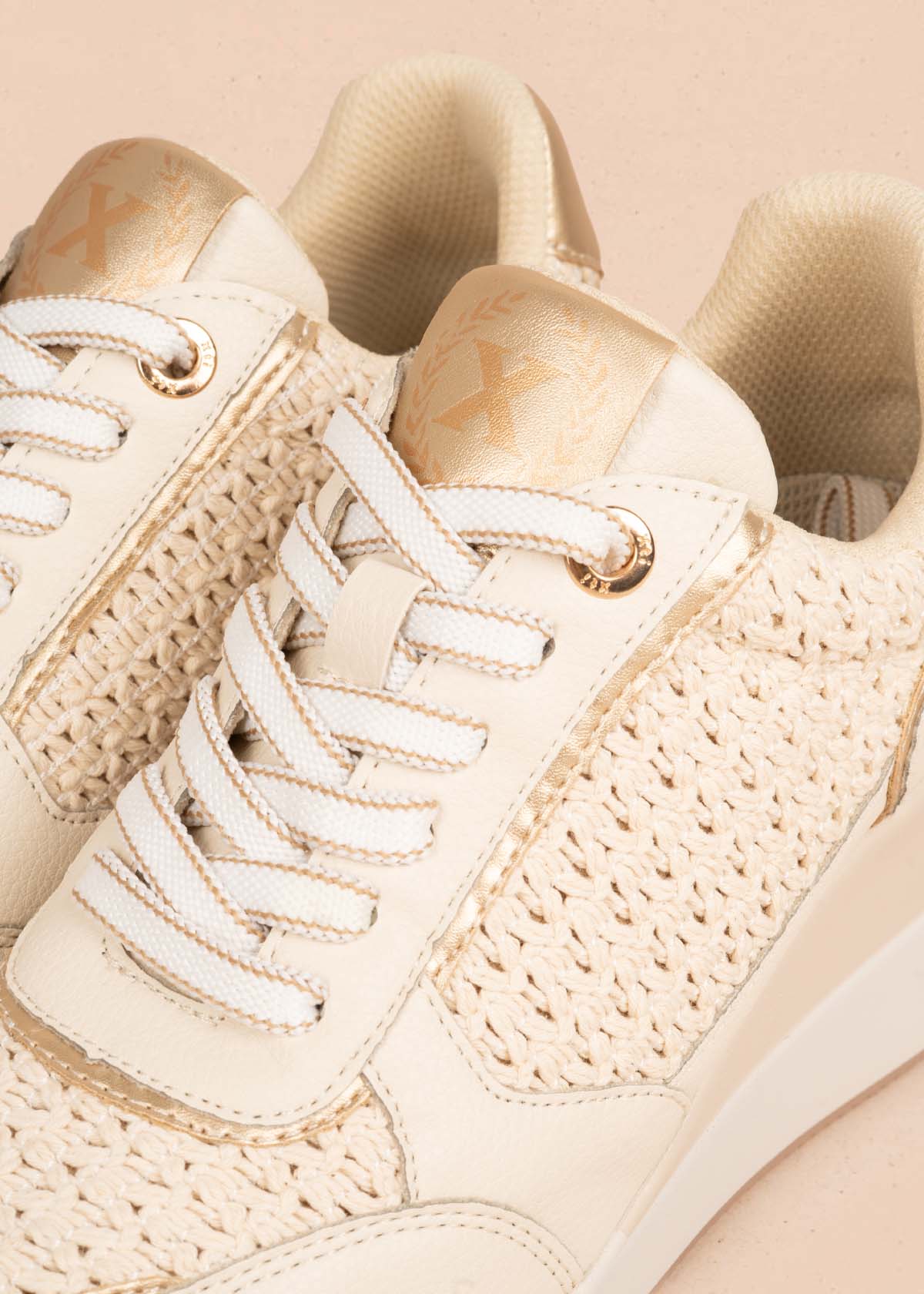Tenis casuales color beige 105358