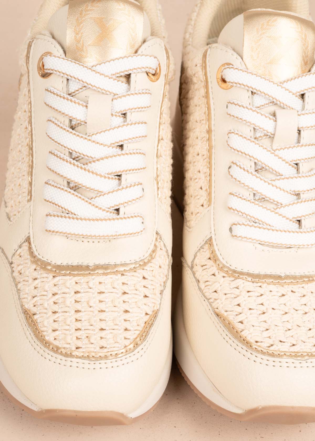 Tenis casuales color beige 105358