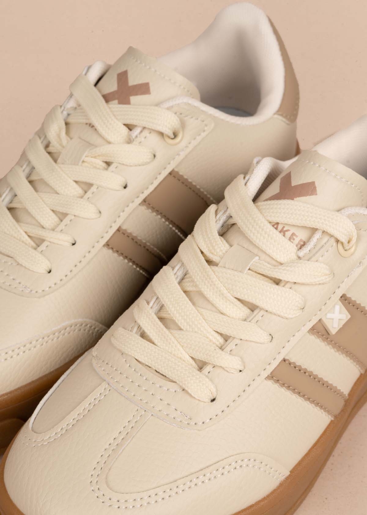 Tenis casuales color beige 105360