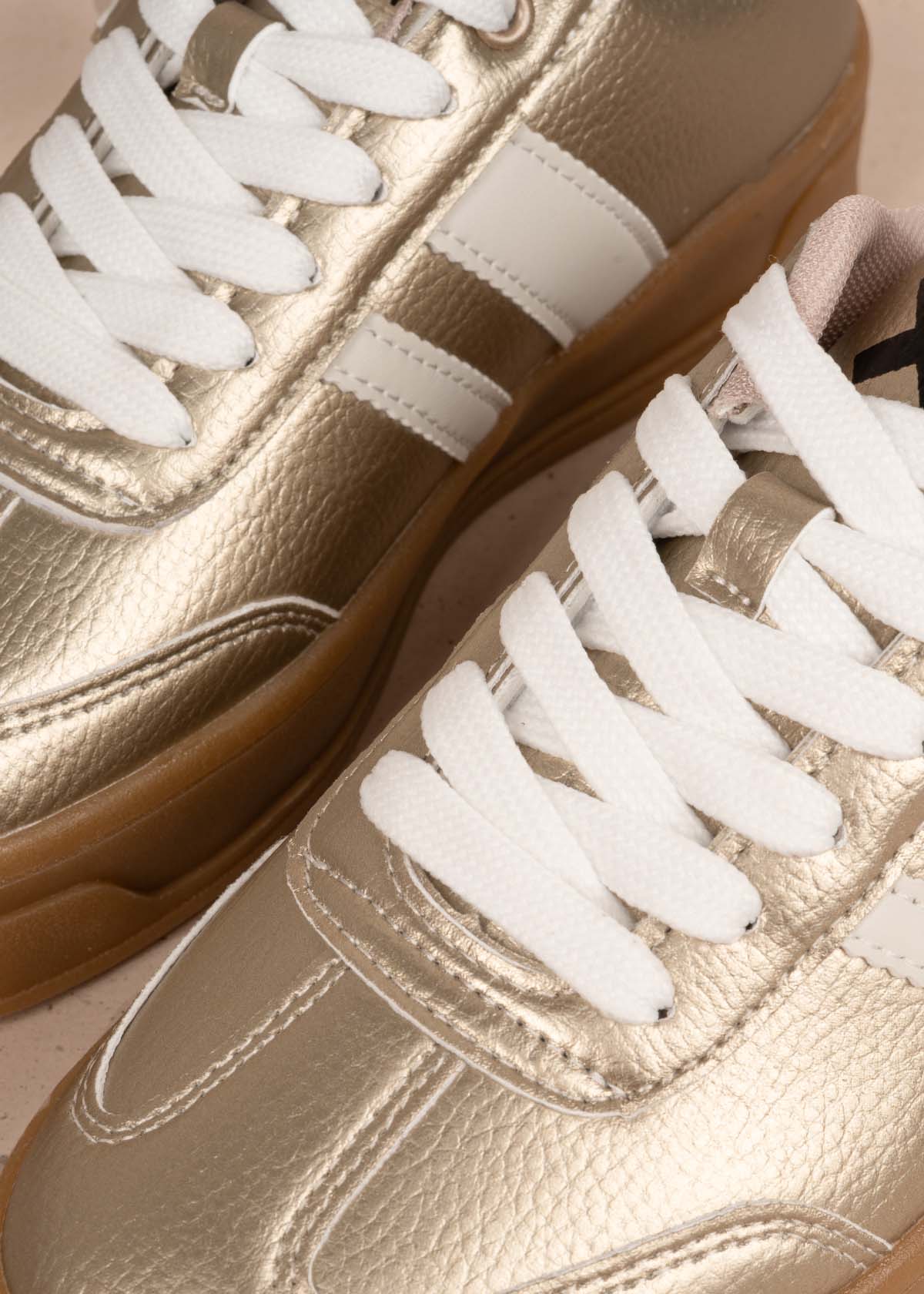 Tenis casuales color dorado 105360