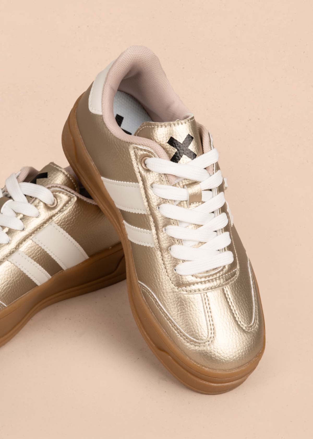 Tenis casuales color dorado 105360
