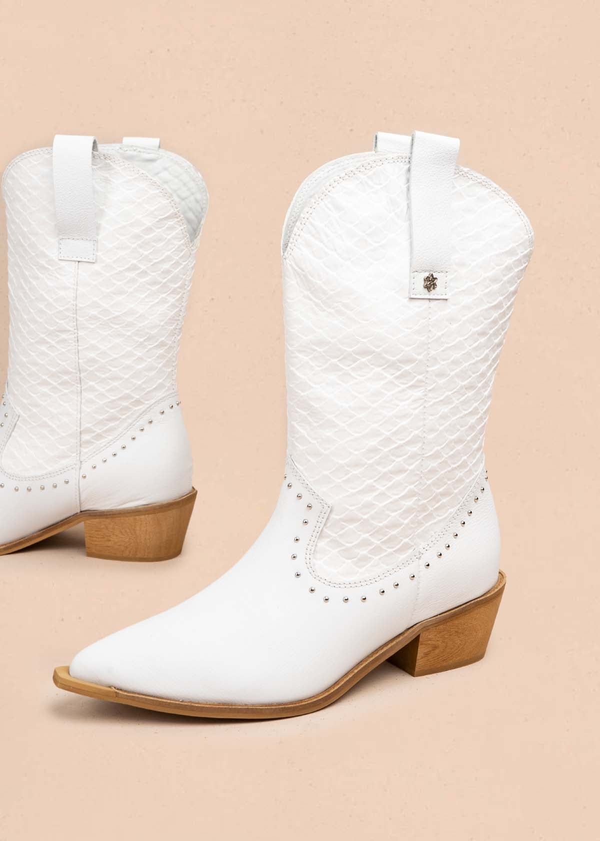 Botas en cuero color blanco con taches 105407