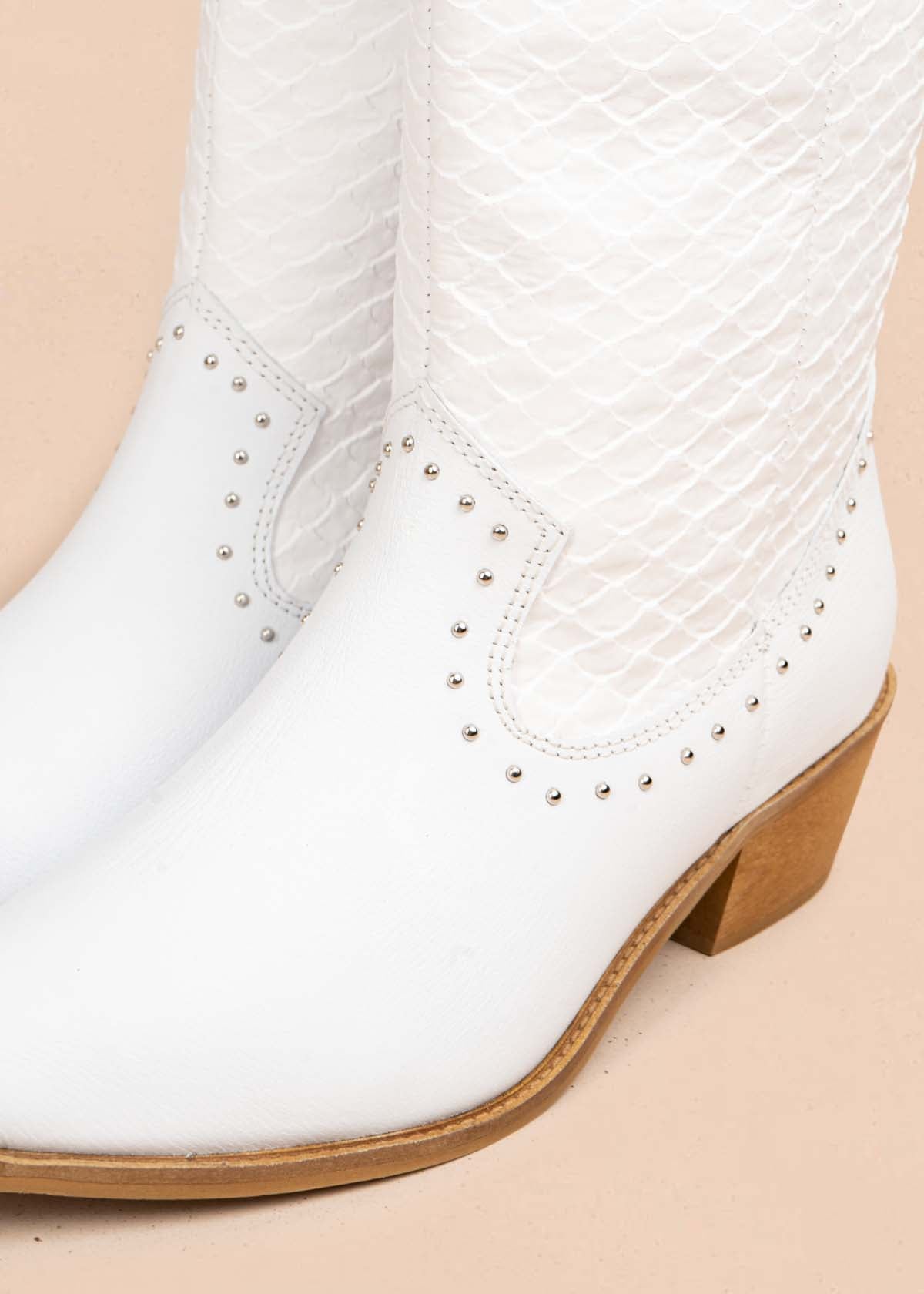 Botas en cuero color blanco con taches 105407