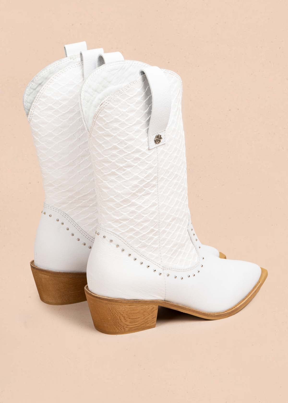 Botas en cuero color blanco con taches 105407
